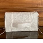 Pochette cachotin. Matière végétale ananas couleur blanc minéral.