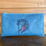 Pochette en Pinatex bleu brodée