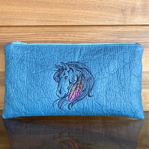 Pochette en Pinatex bleu brodée
